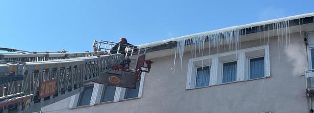 Ardahan&rsquo;da binalardan sarkan dev buz k&uuml;tleleri temizleniyor 2