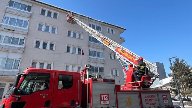 Ardahan&rsquo;da binalardan sarkan dev buz k&uuml;tleleri temizleniyor 1