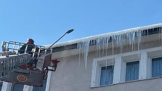 Ardahan’da binalardan sarkan dev buz kütleleri temizleniyor