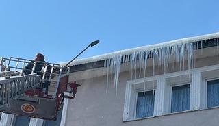 Ardahan&rsquo;da binalardan sarkan dev buz k&uuml;tleleri temizleniyor