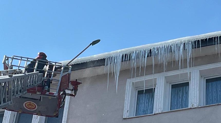 Ardahan&rsquo;da binalardan sarkan dev buz k&uuml;tleleri temizleniyor