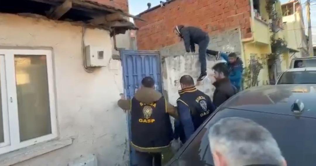 Film gibi olay: T&uuml;rk baba oğlunu Alman annesinden ka&ccedil;ırıp 7 yıl harabe evde sakladı! Dışarı bile &ccedil;ıkarmamışlar... 11