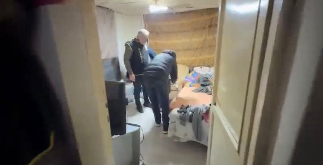 Film gibi olay: T&uuml;rk baba oğlunu Alman annesinden ka&ccedil;ırıp 7 yıl harabe evde sakladı! Dışarı bile &ccedil;ıkarmamışlar... 7