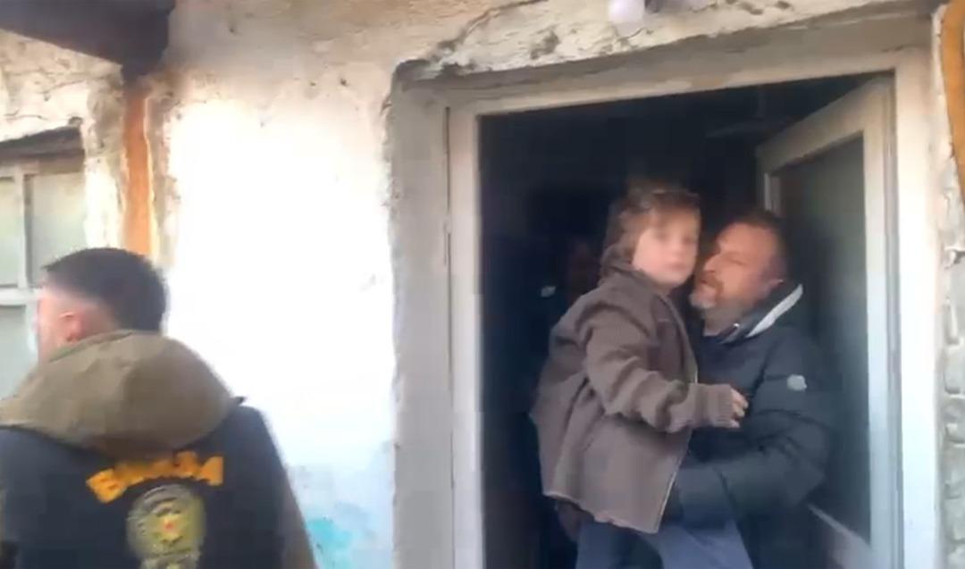 Film gibi olay: T&uuml;rk baba oğlunu Alman annesinden ka&ccedil;ırıp 7 yıl harabe evde sakladı! Dışarı bile &ccedil;ıkarmamışlar... 2