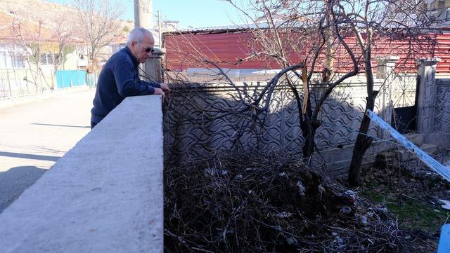Leyleklerin 40 yıllık yuvası yıkıldı, onlar gelmeden yenisini yerleştirdi 9