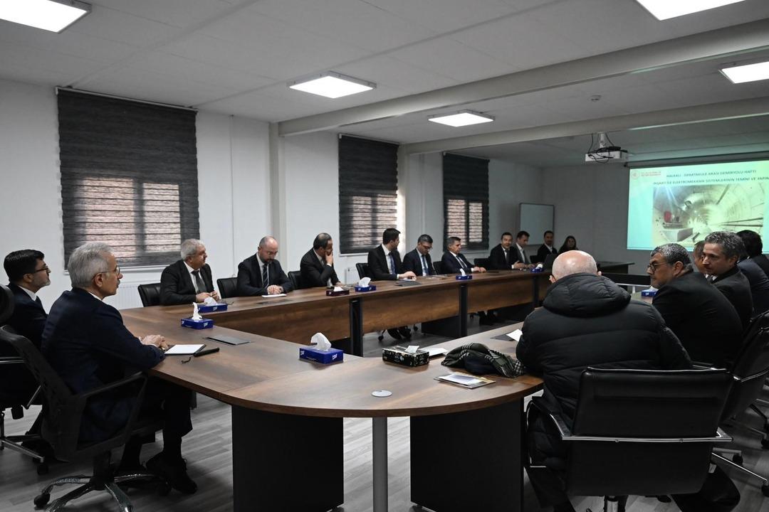 &lsquo;Y&uuml;zde 98&rsquo;i tamamlandı&rsquo; Uraloğlu a&ccedil;ıkladı: Seyahat s&uuml;resi 1,5 saate d&uuml;ş&uuml;yor 2