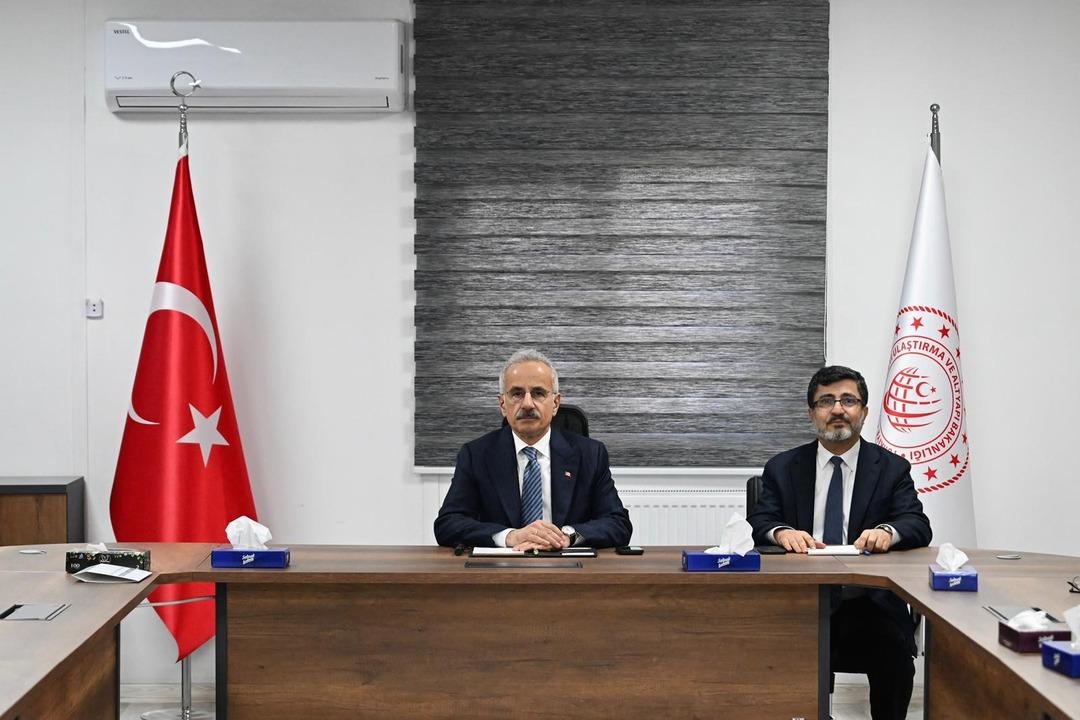 &lsquo;Y&uuml;zde 98&rsquo;i tamamlandı&rsquo; Uraloğlu a&ccedil;ıkladı: Seyahat s&uuml;resi 1,5 saate d&uuml;ş&uuml;yor 3