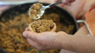 Bayram sofralarının vazgeçilmezi: Adana'da içli köfte mesaisi başladı