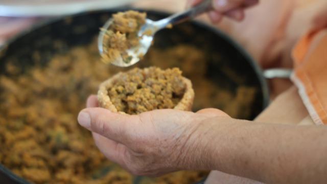 Bayram sofralarının vazgeçilmezi: Adana'da içli köfte mesaisi başladı