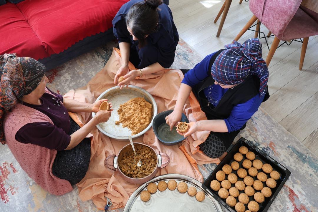 Bayram sofralarının vazge&ccedil;ilmezi: Adana da i&ccedil;li k&ouml;fte mesaisi başladı 1