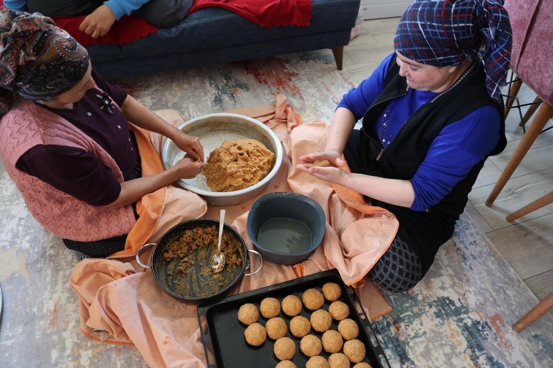 Bayram sofralarının vazge&ccedil;ilmezi: Adana da i&ccedil;li k&ouml;fte mesaisi başladı 3