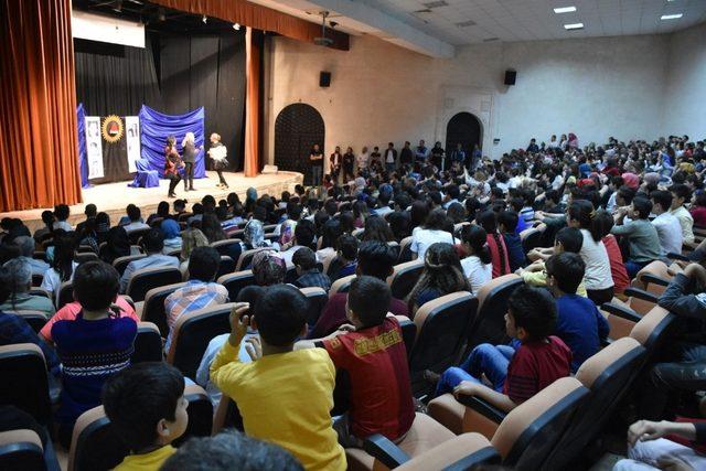 Nusaybin’de ‘Nafile Adam’ oyununa yoğun ilgi 2