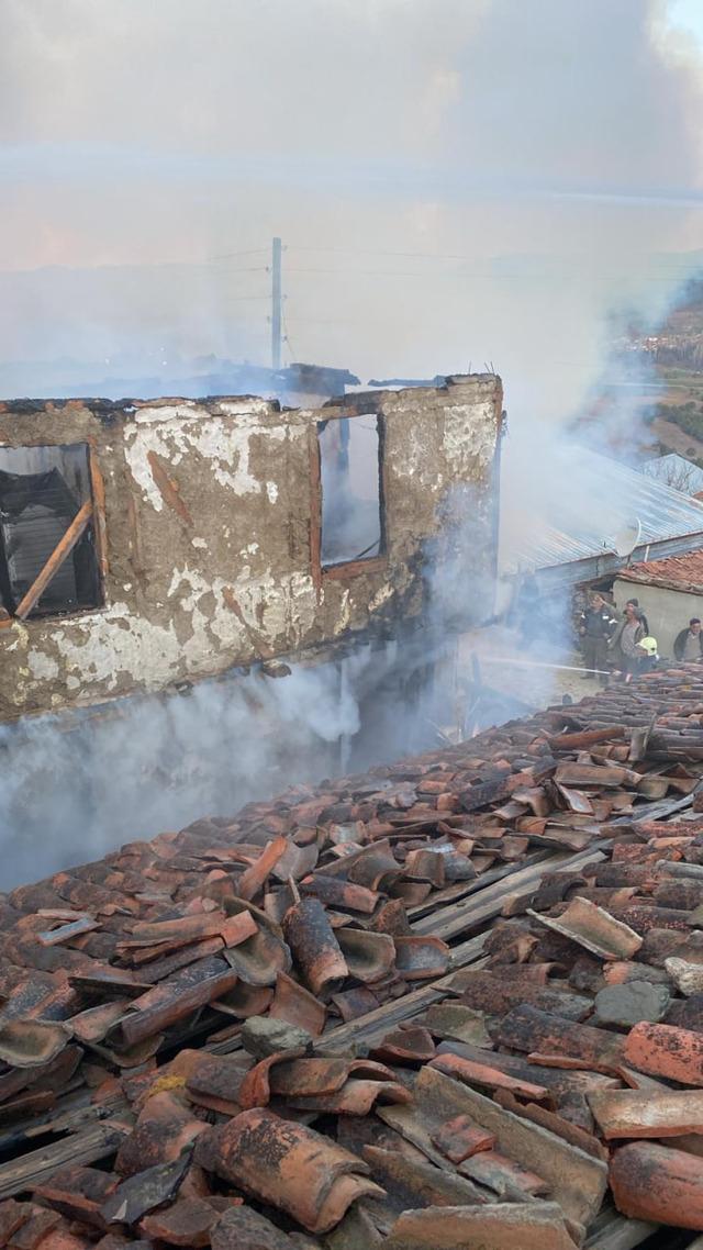 &Ccedil;orum&rsquo;da yangın; 2 ev ve 1 trakt&ouml;r kullanılamaz hale geldi 4