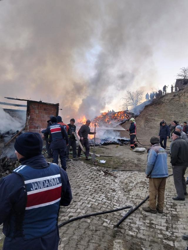 &Ccedil;orum&rsquo;da yangın; 2 ev ve 1 trakt&ouml;r kullanılamaz hale geldi 3