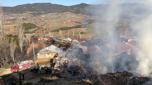 &Ccedil;orum&rsquo;da yangın; 2 ev ve 1 trakt&ouml;r kullanılamaz hale geldi 2