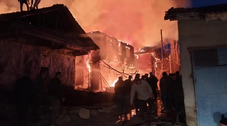 &Ccedil;orum&rsquo;da yangın; 2 ev ve 1 trakt&ouml;r kullanılamaz hale geldi