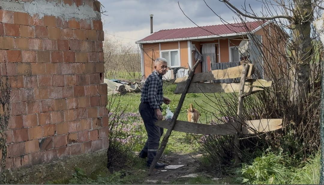 Ev var yol yok! 62 yaşındaki adam 10 yıldır evine ulaşmak i&ccedil;in bakın ne yapıyor 1