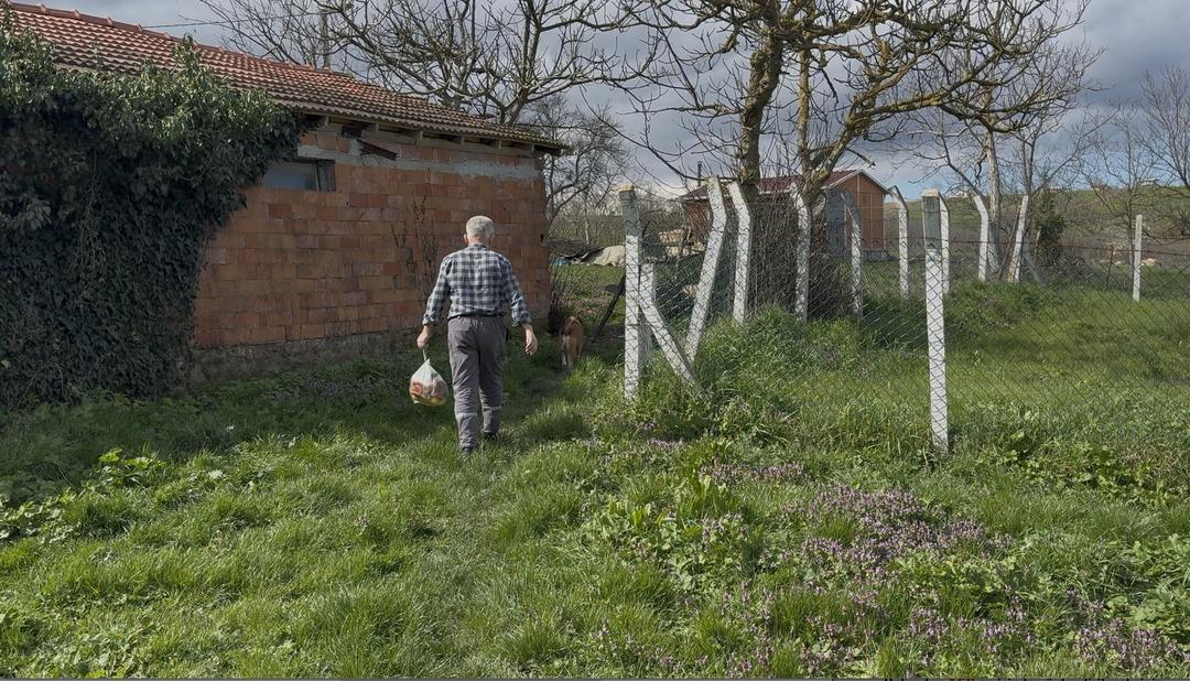 Ev var yol yok! 62 yaşındaki adam 10 yıldır evine ulaşmak i&ccedil;in bakın ne yapıyor 2