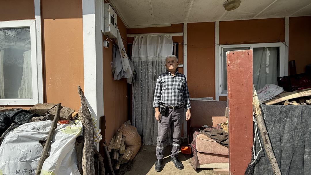 Ev var yol yok! 62 yaşındaki adam 10 yıldır evine ulaşmak i&ccedil;in bakın ne yapıyor 3