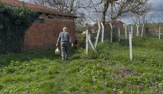 Ev var yol yok! 62 yaşındaki adam 10 yıldır evine ulaşmak i&ccedil;in bakın ne yapıyor