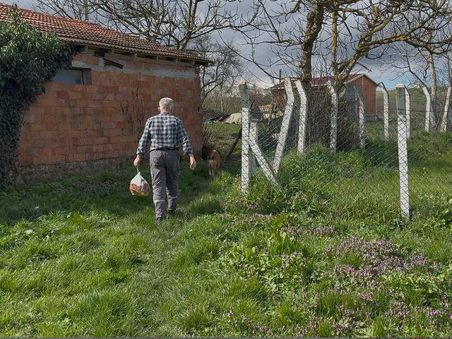 Ev var yol yok! 62 yaşındaki adam 10 yıldır evine ulaşmak i&ccedil;in bakın ne yapıyor