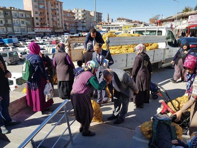 Niğde Belediyesi ihtiyaç sahibi ailelere patates dağıttı