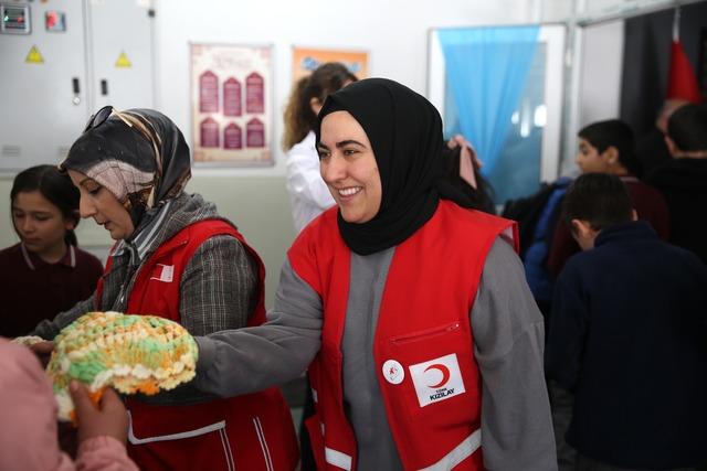 Bursa da hayırseverin &ouml;rd&uuml;ğ&uuml; atkı ve bereler, T&uuml;rk Kızılay aracılığıyla Erzurum daki &ccedil;ocuklara hediye edildi 1