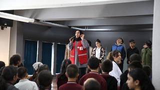 Bursa'da hayırseverin ördüğü atkı ve bereler, Türk Kızılay aracılığıyla Erzurum'daki çocuklara hediye edildi