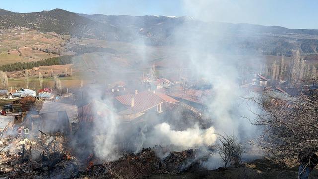 &Ccedil;orum da &ccedil;ıkan yangında 2 ev ile ambar zarar g&ouml;rd&uuml; 1