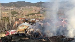 Çorum'da çıkan yangında 2 ev ile ambar zarar gördü