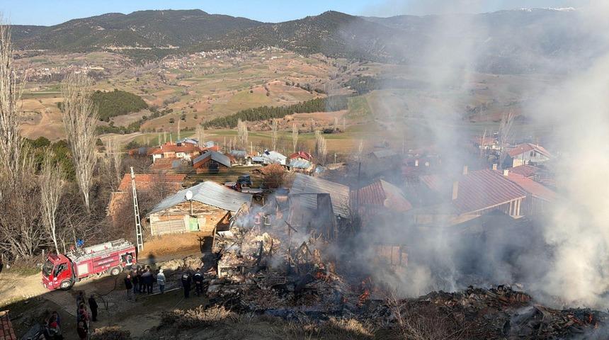 &Ccedil;orum'da &ccedil;ıkan yangında 2 ev ile ambar zarar g&ouml;rd&uuml;