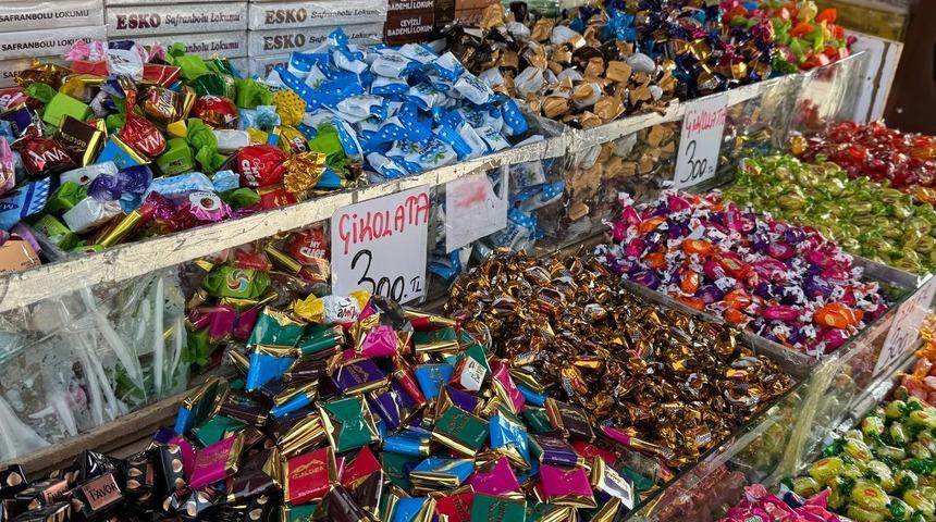 &Ccedil;ikolata ve şekerlemeler tezgahları şenlendirdi