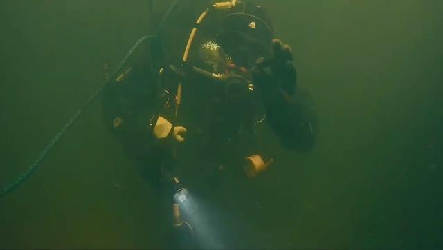 Buzla kaplı g&ouml;lette nefes kesen dalış 6