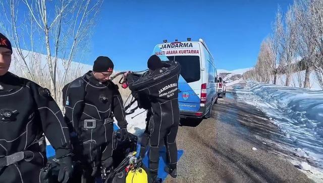 Buzla kaplı g&ouml;lette nefes kesen dalış 3