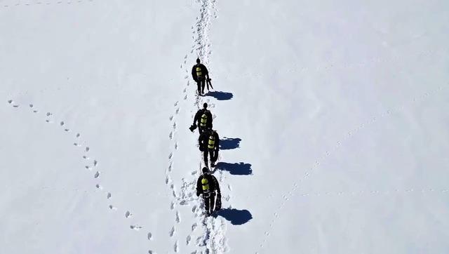 Buzla kaplı g&ouml;lette nefes kesen dalış 1