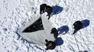 Buzla kaplı gölette nefes kesen dalış