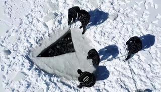 Buzla kaplı g&ouml;lette nefes kesen dalış