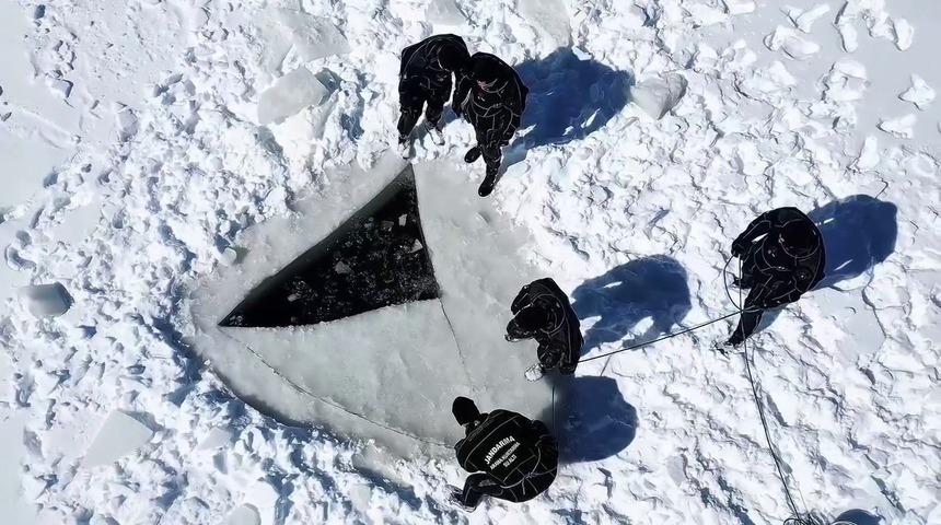 Buzla kaplı g&ouml;lette nefes kesen dalış