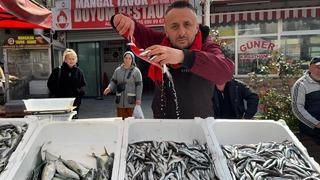 Zonguldak'ta balık tezgahlarında Ramazan mesaisi; hamsi 100 liradan satılıyor