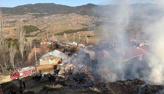 K&ouml;yde korkutan yangın: Evler ve ahırlar k&uuml;le d&ouml;nd&uuml;
