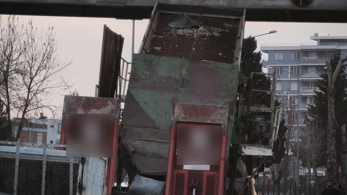 Yüksek yüklü tır üst geçitten geçemedi - Güncel Haberler