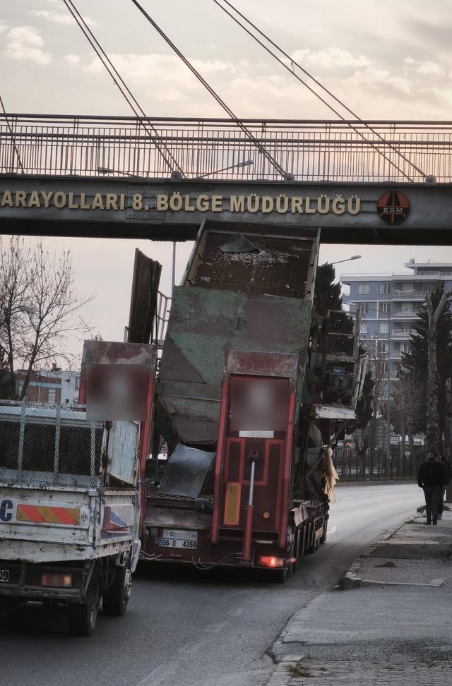 Yüksek yüklü tır üst geçitten geçemedi