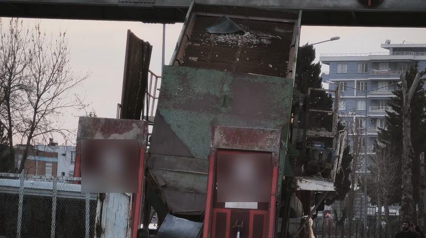 Y&uuml;ksek y&uuml;kl&uuml; tır &uuml;st ge&ccedil;itten ge&ccedil;emedi