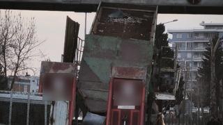 Yüksek yüklü tır üst geçitten geçemedi