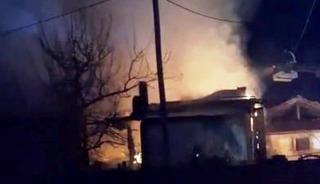 Hisarcık'ta &ccedil;ıkan yangında ev ve samanlık tamamen yandı