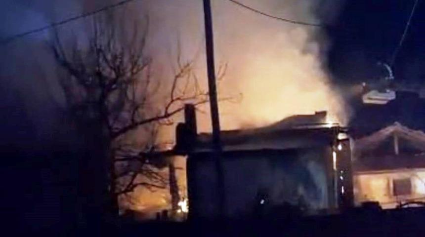 Hisarcık'ta &ccedil;ıkan yangında ev ve samanlık tamamen yandı