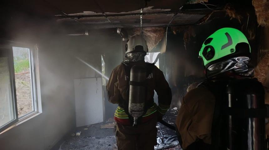 Antakya&rsquo;da m&uuml;stakil ev yanarak kullanılmaz hale geldi