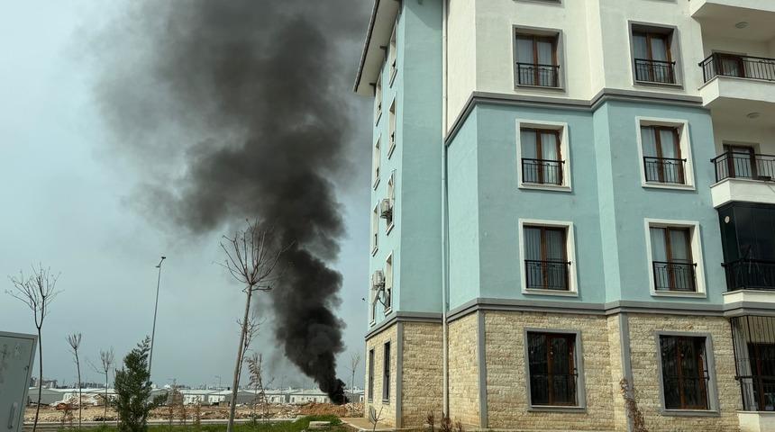 Deprem konutları yakınında yakılan ateş paniğe neden oldu