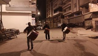 Diyarbakır'da 40 yıldır halay davulu &ccedil;alarak sahura uyandırıyorlar