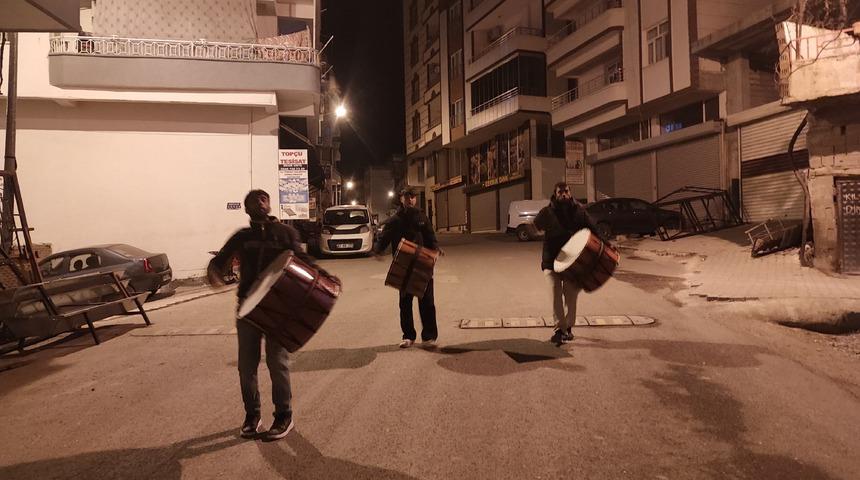 Diyarbakır'da 40 yıldır halay davulu &ccedil;alarak sahura uyandırıyorlar